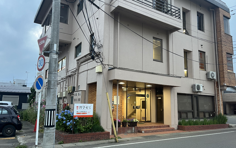 横手平和町教室 入り口
